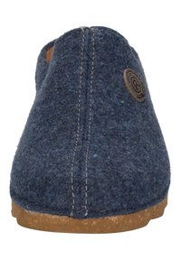 Modré plátěné slip-on boty s kulatou špičkou, viditelným šitím a korkovou podrážkou. Na boku se nachází kulatá logo nášivka.