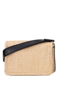 Woven straw crossbody bag o prostokątnym kształcie, z czarnym skórzanym paskiem i teksturowanym naturalnym wykończeniem. Posiada zamek błyskawiczny.