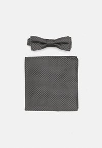 Szary zestaw muszki i chusteczki do kieszeni, z teksturowanym wzorem z małymi otworami, wykonany z lekkiego materiału.