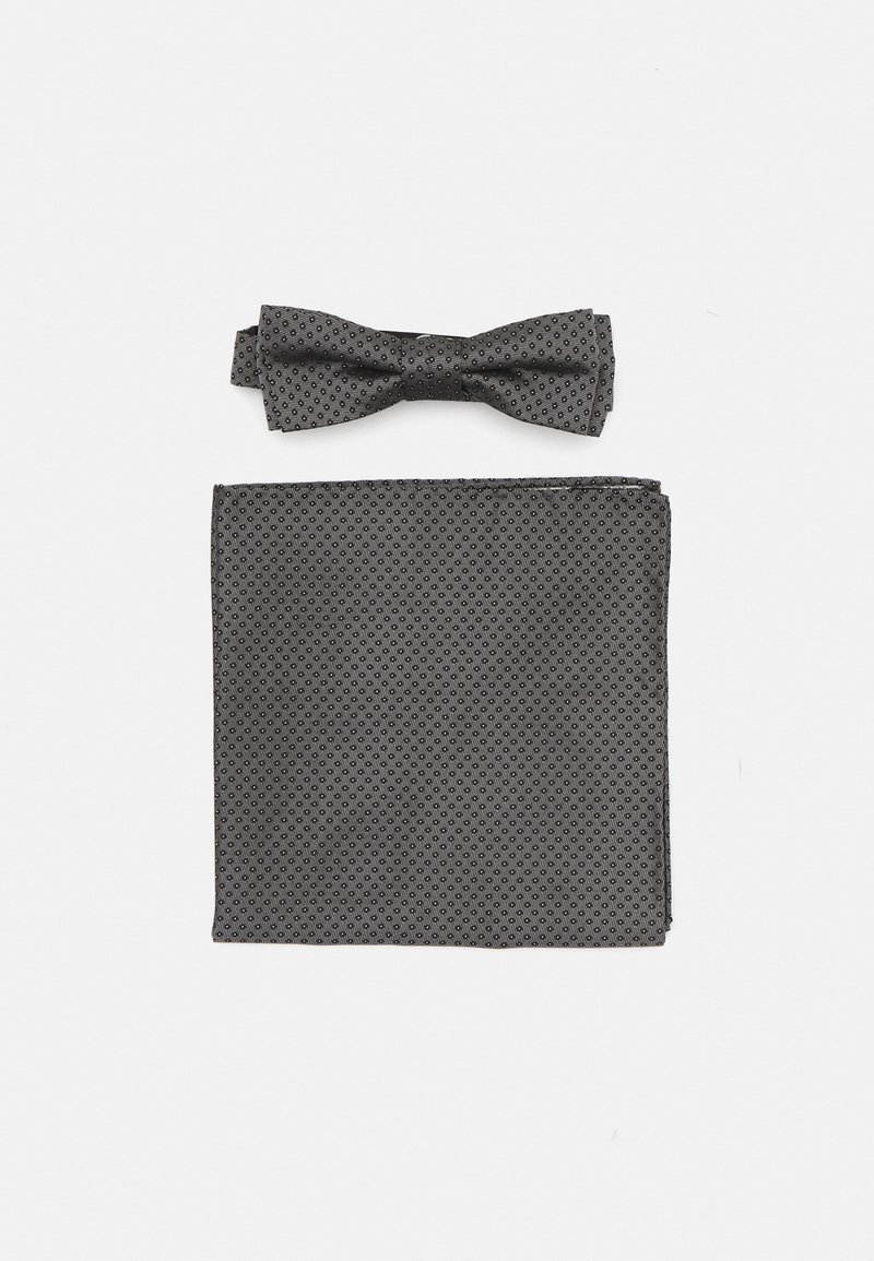 Szary zestaw muszki i chusteczki do kieszeni, z teksturowanym wzorem z małymi otworami, wykonany z lekkiego materiału.