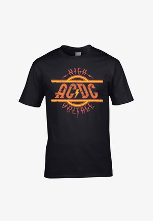 Schwarzes Baumwoll-T-Shirt mit einem verwitterten Grafikdruck und dem Text "AC/DC High Voltage" in Orange und Gelb, ergänzt durch Blitzelemente.