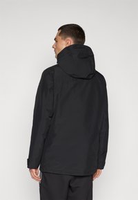 Sort vandtæt jakke med hætte, der har et enkelt design, glat tekstur og justerbare manchetter. Bagview viser enkle syninger.