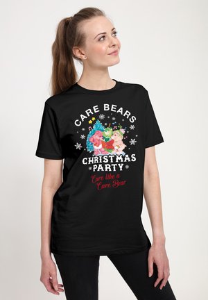 Sort t-shirt med et farverigt Care Bears-tryk, der har teksten "Julefest", snefnug og festlige elementer. Lavet af bomuldsstof, standard pasform.
