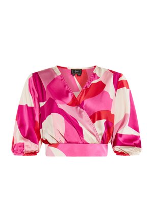 Blouse enveloppante vibrante arborant un mélange de motifs abstraits rose et rouge, finition satinée, décolleté en V profond et manches bouffantes avec poignets élastiques.