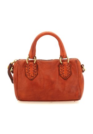 Borsa a mano in pelle marrone con due manici, anelli in metallo dorato e dettagli decorativi con lacci su sfondo bianco.