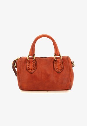 Borsa a mano in pelle marrone con due manici, anelli in metallo dorato e dettagli decorativi con lacci su sfondo bianco.