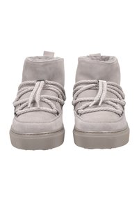 Scarpe high-top in suede grigio chiaro con lacci in corda intrecciata, colletto imbottito e suola in gomma testurizzata. Dettagli in metallo completano il design.
