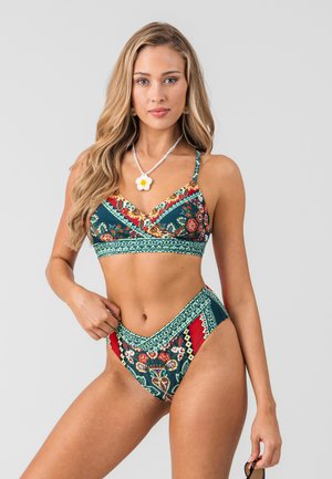 Ensemble de bikini avec un motif floral et géométrique dans les tons vert, rouge et bleu. Le haut a un décolleté en V, et le bas propose une taille haute.
