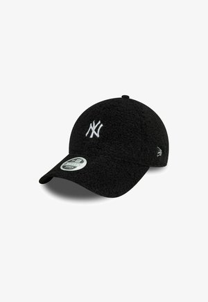 Schwarze Baseballmütze aus strukturiertem Stoff mit einem gebogenen Schirm. Enthält ein gesticktes weißes "NY"-Logo und einen New-Era-Aufkleber auf dem Visier.