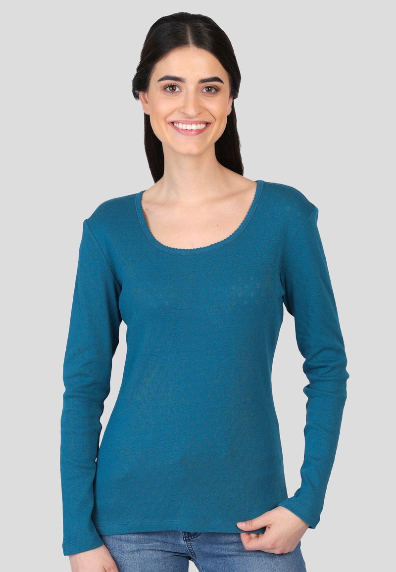 Türkises Langarmshirt mit Rundhalsausschnitt, das über eine subtile Textur und ein gleichmäßiges Muster verfügt. Das Material wirkt weich und atmungsaktiv.