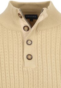 Beige gebreide trui met een gestructureerd patroon, halve ritsluiting en drie bruine knopen bij de hals. Geribde kraag en stofdetail.