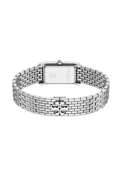 Silberne Metalluhr mit rechteckigem Zifferblatt, Gliederarmband und Markenverschluss mit geprägt eingraviertem Logo. Glatte, reflektierende Oberfläche.