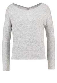 Jasnoszary sweter z długim rękawem wykonany z teksturowanej dzianiny, z szerokim dekoltem w łódkę i luźnym krojem. Minimalistyczny design, bez wzorów.