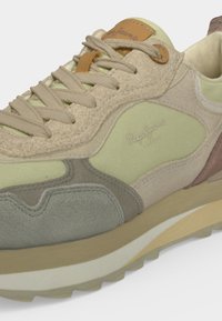Μπεζ και ανοιχτοπράσινο sneaker Pepe Jeans με πάνελ από σουέτ και ύφασμα, μπεζ κορδόνια και μαλακή σόλα με σχέδιο πέλματος.