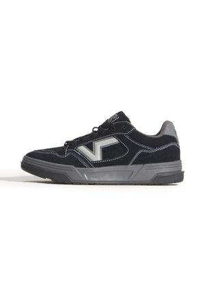 Sort og grå lavtop sneakers med sorte snørebånd, grå sål og et gråt "V" design på siden.