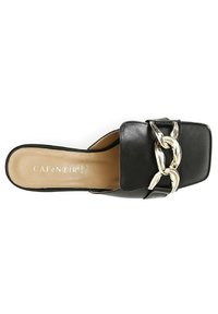 Sandale à glissière en cuir noir avec un orteil carré et une large bride. Présente un accent en chaîne argentée à l'avant et une semelle intérieure beige.