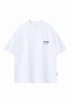 T-shirt bianca in cotone a maniche corte con girocollo e piccolo testo blu "Another Cotton Lab" sul petto sinistro.
