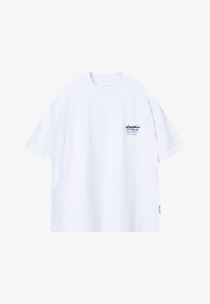 Hvid kortærmet bomuld T-shirt med rund hals og lille blå tekst "Another Cotton Lab" på venstre bryst.