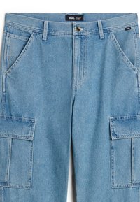 Pantaloni cargo in denim azzurro con chiusura a bottone, dotati di due tasche laterali e due grandi tasche cargo sulle cosce.
