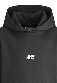 Schwarzer Hoodie mit einer großen Kapuze, auf der Brust mit einem weißen Logo versehen, das "core dept." liest. Das Etikett zeigt "JACK & JONES".