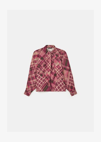 Blusa de manga larga con un patrón de cuadros multicolores en rosa, beige y verde. Tejido ligero, cuello y detalle de lazo en el frente.