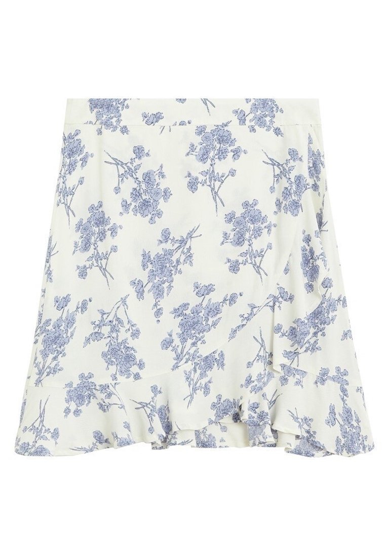 Jupe blanche avec imprimé floral bleu et ourlet volanté, dotée d'un design portefeuille sur tissu léger.