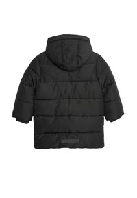 Sort kortærmet pufferjakke med hætte, der har en kviltet tekstur og et patch-logo på ryggen. Glat stoffinish.