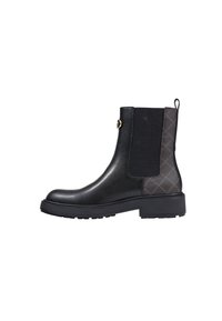 Bottine en cuir noir avec un panneau latéral texturé à motif, bout rond et semelle en caoutchouc épaisse. Quincaillerie dorée remarquée.