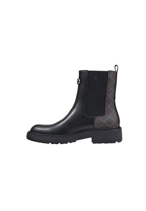 Stivaletto in pelle nera con pannello laterale texturizzato e design a motivo, punta tonda e suola in gomma spessa. Notabile l'hardware con accenti dorati.