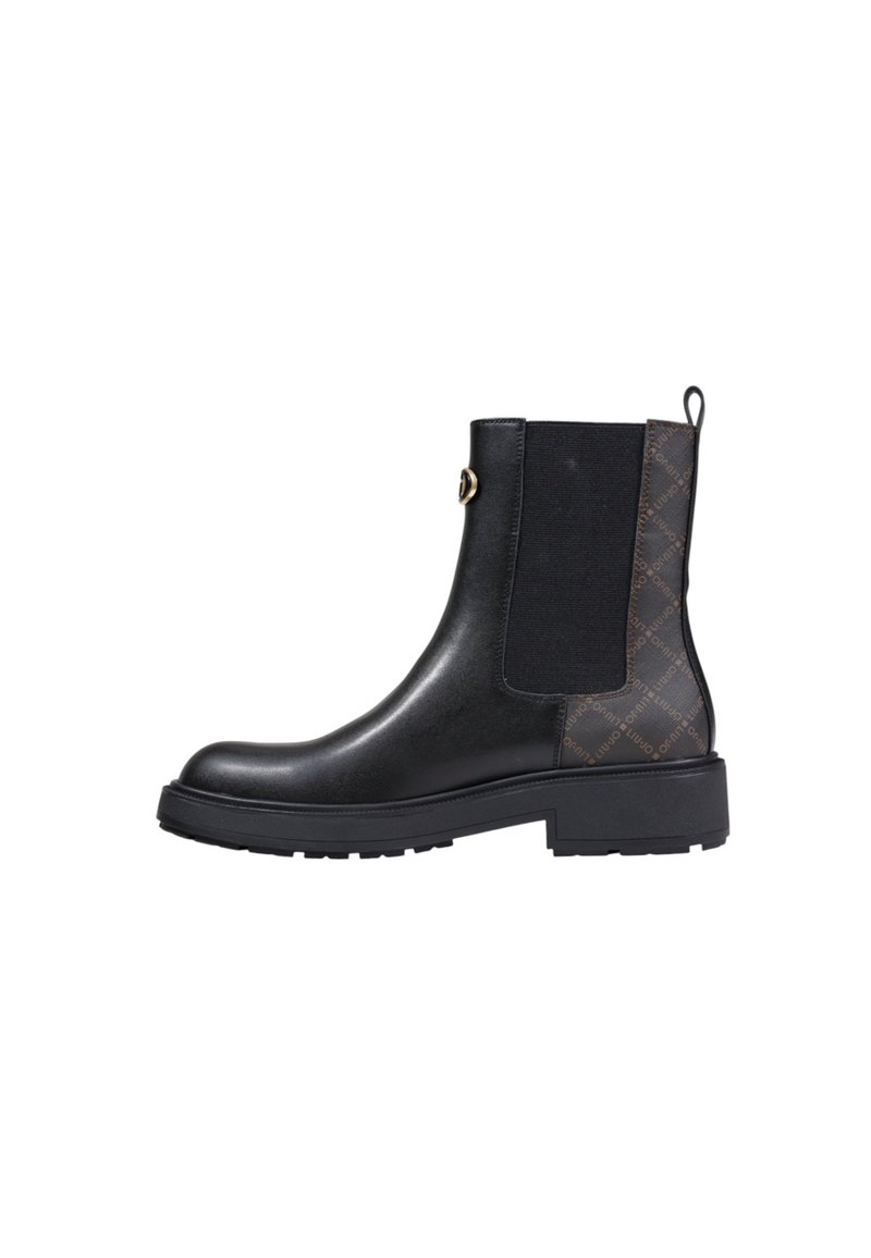Bottine en cuir noir avec un panneau latéral texturé à motif, bout rond et semelle en caoutchouc épaisse. Quincaillerie dorée remarquée.