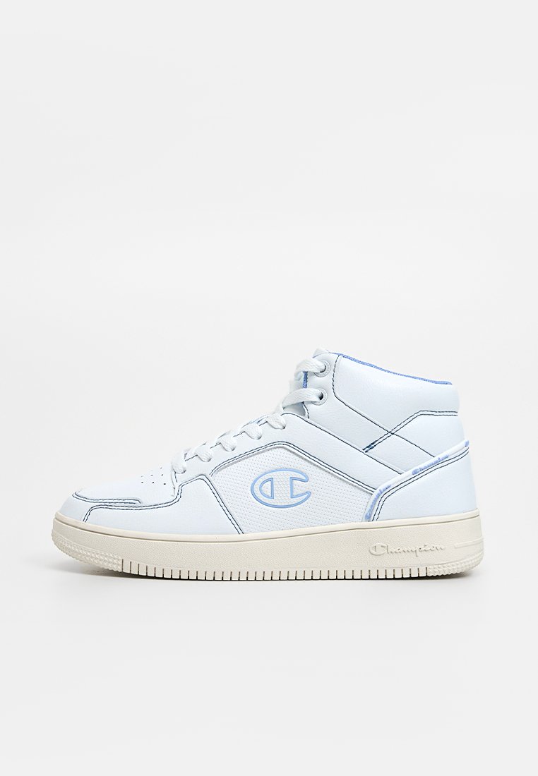 Zapatilla alta de piel blanca con acentos en azul claro. Presenta paneles de malla, puntera redonda y suela de goma texturizada. Logo de Champion exhibido.