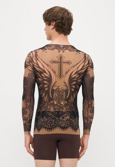 Top a maniche lunghe in tessuto trasparente con design incrociato e ali d'angelo in marrone scuro e oro, con dettagli in pizzo e silhouette aderente.