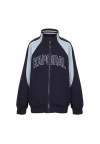 Veste zippée bleu marine avec le logo "KAPORAL" en blanc. Elle possède des empiècements d'épaule bleu clair et des poignets et un ourlet côtelés pour un look ajusté.
