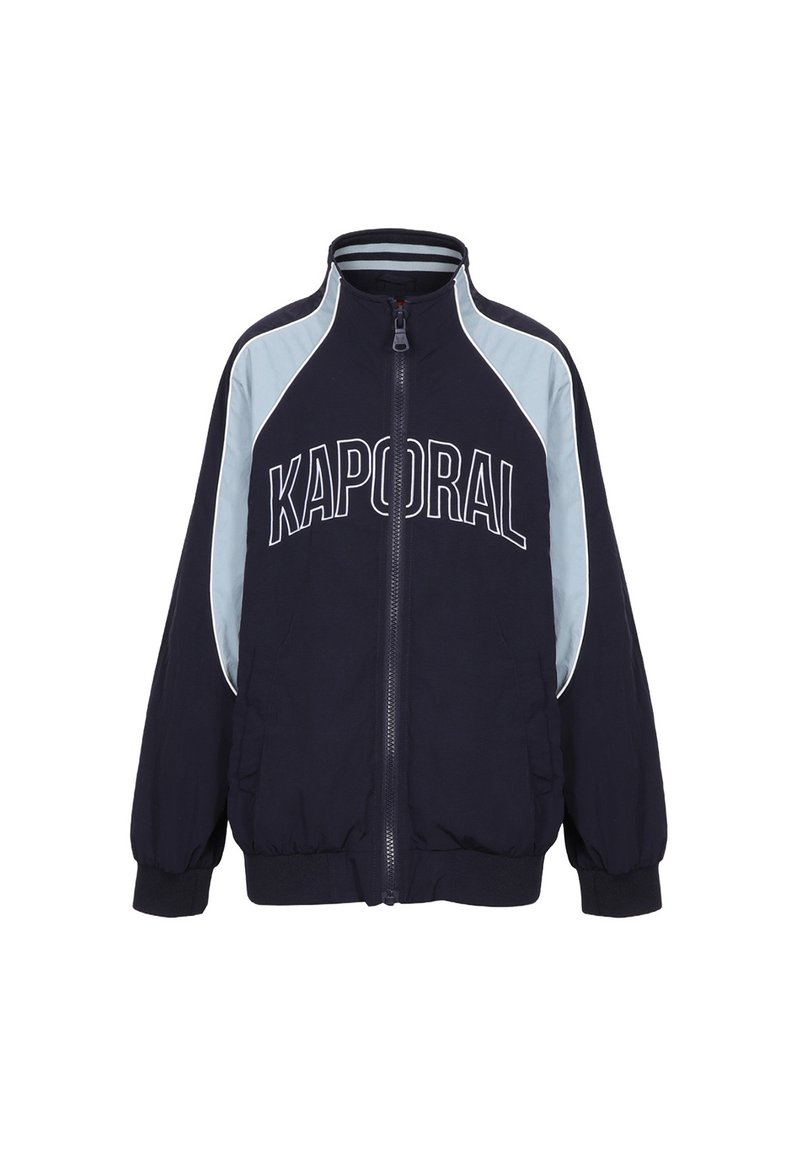 Veste zippée bleu marine avec le logo "KAPORAL" en blanc. Elle possède des empiècements d'épaule bleu clair et des poignets et un ourlet côtelés pour un look ajusté.