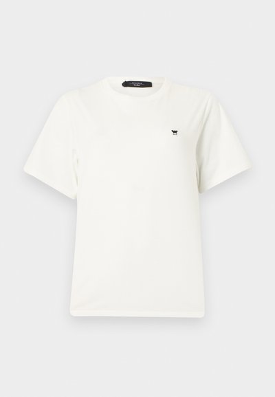 Λευκό κοντομάνικο T-shirt με στρογγυλή λαιμόκοψη, με μικρό μαύρο λογότυπο πεταλούδας στο αριστερό στήθος και μαύρη ετικέτα εσωτερικά στον γιακά.