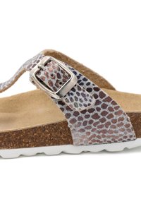 Sandale argentée et marron à motifs avec une boucle métallique, semelle intermédiaire en liège et semelle extérieure en caoutchouc blanc, avec une sangle lisse et texturée.