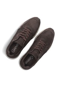 Braune Wildledersneaker mit runder Zehenpartie, gepolstertem Zungenbereich und Schnürdesign. Verfügt über eine weiße Gummisohle und das "Greve"-Logo auf der Innensohle.