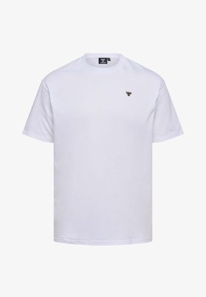 Vit kortärmad t-shirt i mjuk bomull. Har en minimalistisk svart logotyp på vänster bröst. Rundhalsad design med normal passform.