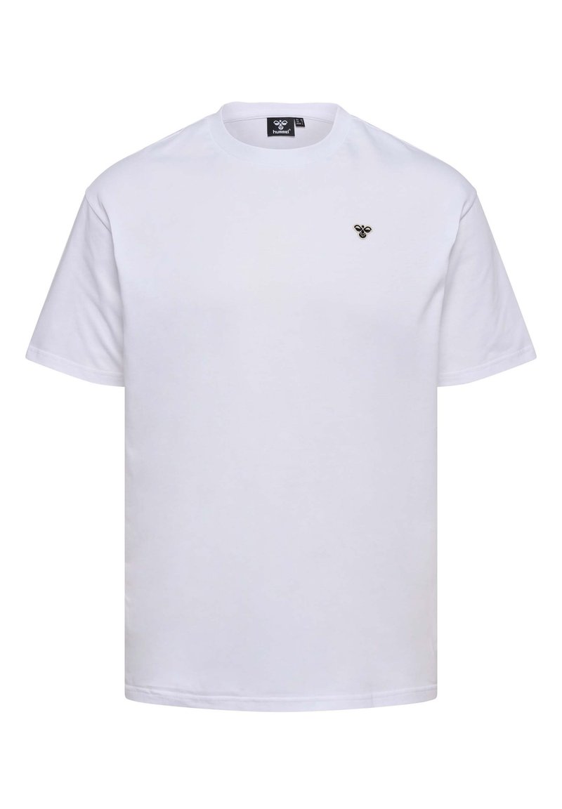 Hvid t-shirt med korte ærmer lavet af blød bomuld. Har et minimalistisk sort logo på venstre bryst. Rund halsudskæring med en almindelig pasform.