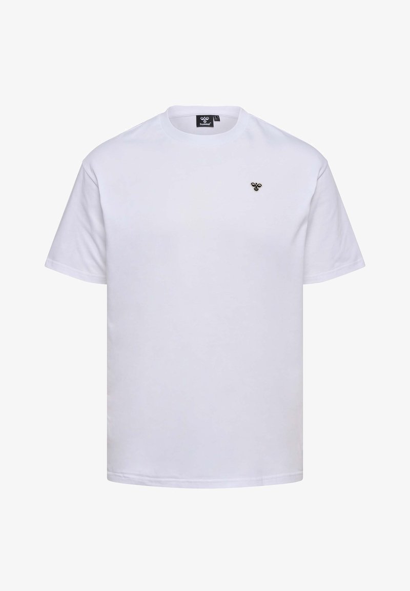 Hvid t-shirt med korte ærmer lavet af blød bomuld. Har et minimalistisk sort logo på venstre bryst. Rund halsudskæring med en almindelig pasform.