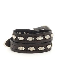 Bracciale avvolgente in pelle nera con borchie ovali in argento e chiusura in metallo. La texture è liscia con un design intrecciato.