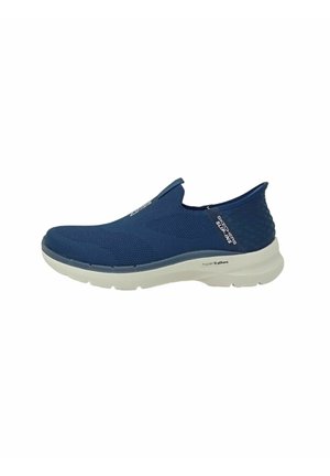 Navyfarbene Slipper aus atmungsaktivem Netzmaterial mit strukturiertem Design, weißer Zwischensohle und gepolsterter Einlegesohle für Komfort.
