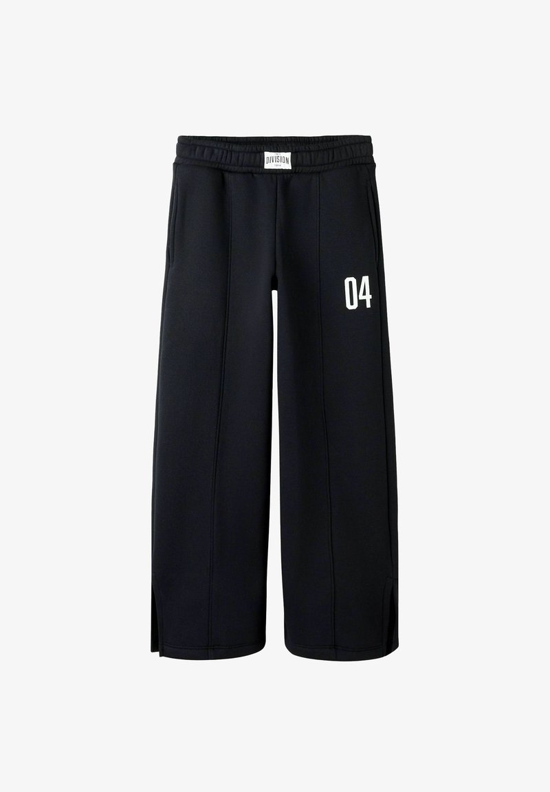 Zwarte sportshorts gemaakt van een zachte stof, met een elastische tailleband, zijzakken en een witte '04' opdruk op het linkerbeen.