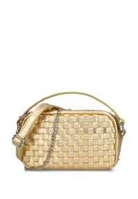 Gewebte goldfarbene Metallic-Tasche mit rechteckiger Form, ausgestattet mit einem abnehmbaren Tragegurt und Kettenakzenten. Glatte Textur mit Rautenmuster.