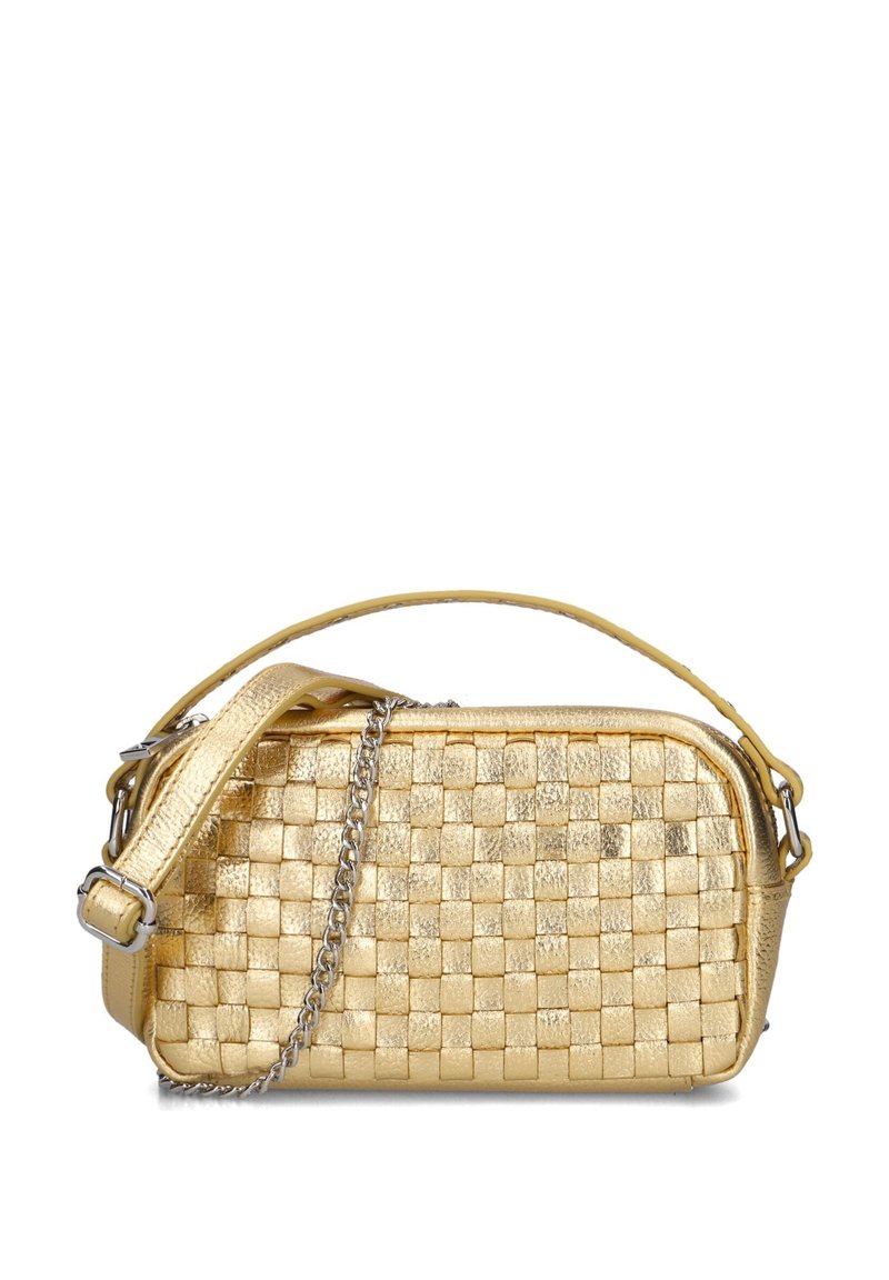 Gewebte goldfarbene Metallic-Tasche mit rechteckiger Form, ausgestattet mit einem abnehmbaren Tragegurt und Kettenakzenten. Glatte Textur mit Rautenmuster.