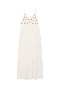 Vit maxiklänning med tunna band, med röda broderade blommönster på bysten och en lager-på-lager, texturerad kjoldesign.
