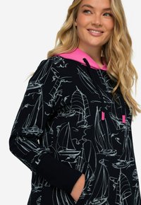 Marineblaues Hoodie mit weißem Segelbootdruck, pinker Kapuze und Kordeln, weicher Textur, langen Ärmeln und Fronttasche.