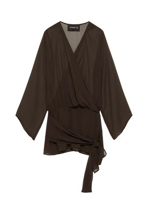Mørkebrun slå-om-bluse med lange vide ærmer, V-hals, elastisk talje og bindedetalje i siden, vist på hvid baggrund.