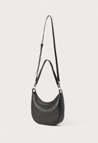 Svart flätt läder hobo-väska med en slät framsida, rund form, justerbar rem och detaljer i silverfärgad metall.