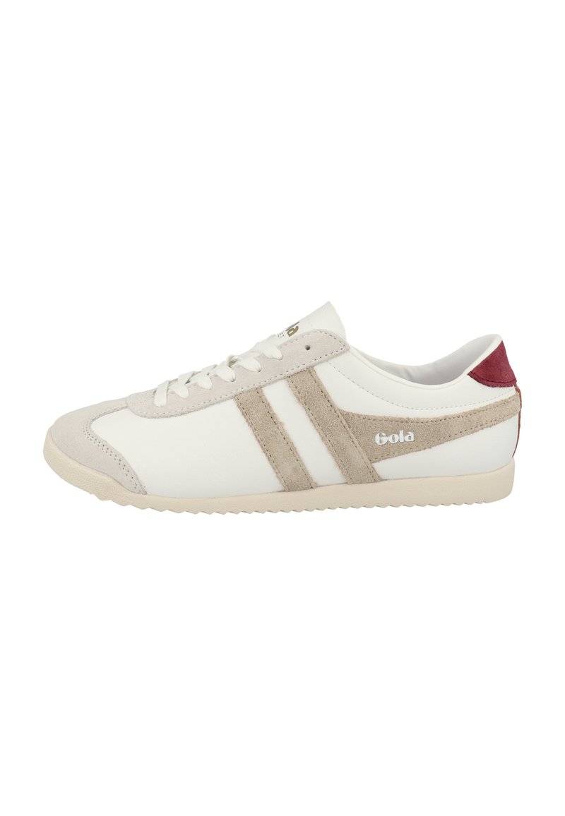 Sneaker bianco con strisce e dettagli in suede beige, punta arrotondata, suola piatta e un tallone rosso. Presenta cuciture tonali e chiusura con lacci.
